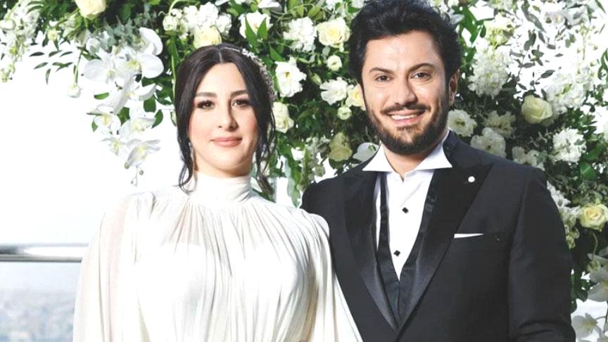 Komedyen Yasemin Sakallıoğlu evlilik yıl dönümünü statta kutladı