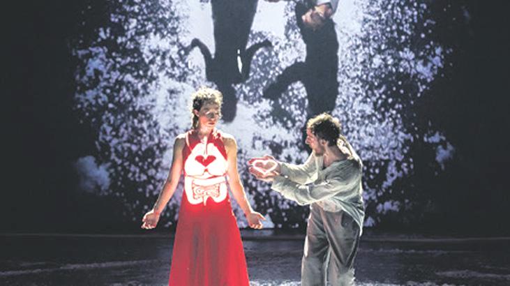 Lafını esirgemeyen görsel bir şölen