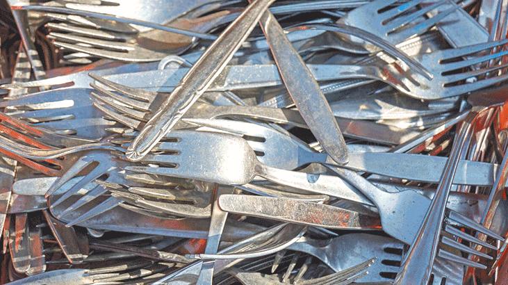 Makineden paslanmış bir şekilde çıkıyor, sorun yerleştirme şekli! Bu macun çatal bıçakları ay gibi parlatıyor