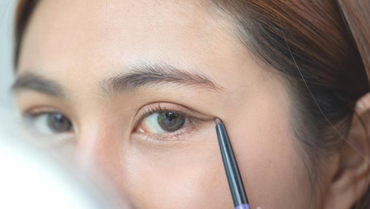 Makyajda bu hatayı yapmayın! Küçücük hata sizi yaşlandırıyor