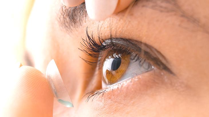 Reçetesiz satılan renkli lensler kalıcı görme kaybına neden olabilir