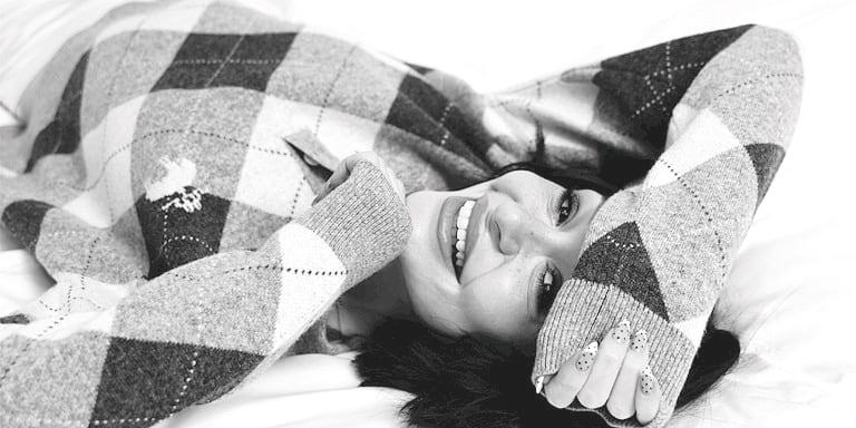 Sahnede Cesur Bir Anlatıcı, Kendisiyle Baş Başa Kaldığında Özgür Bir Ruh… Alya Şahinler