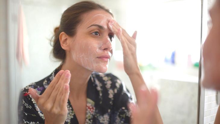2 ürünle şişmiş yüze veda edin! Hem basit hem de doğal cilt bakımı
