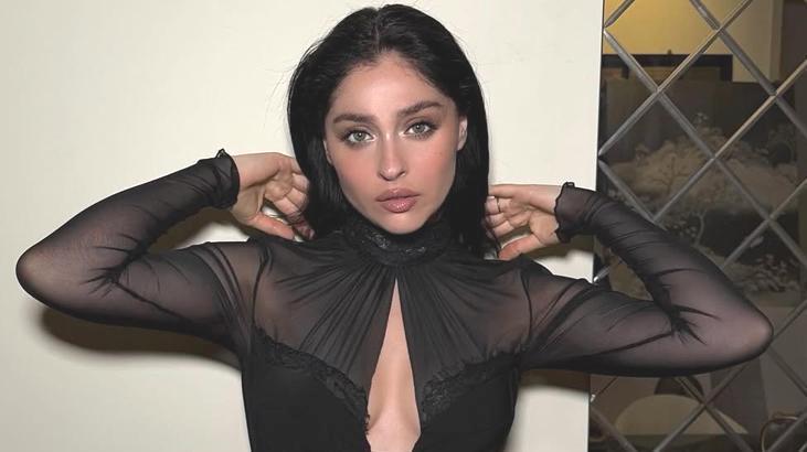 Cemre Baysel ışık saçıyor