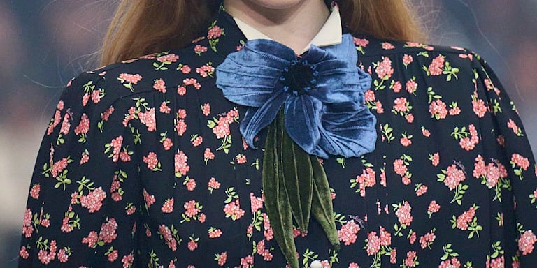 Çiçekler Aksesuarlarda Gizli