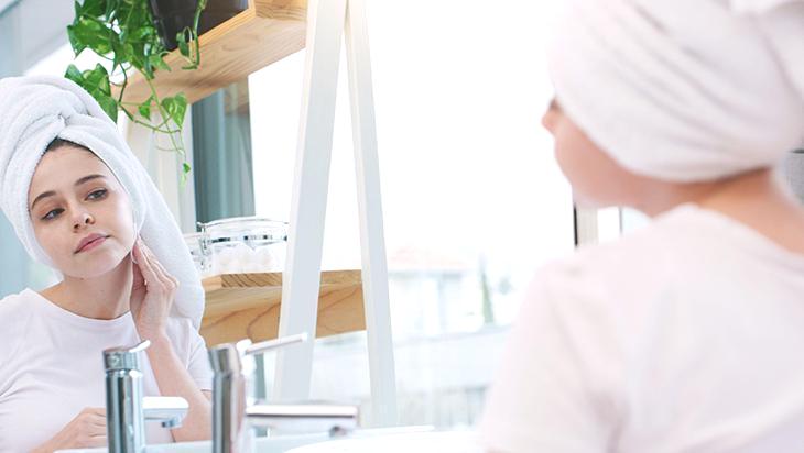 Cildi porselen gibi yapıyor! 3 malzeme mucizeler yaratıyor