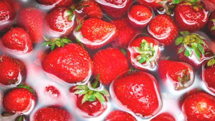 Çileği Pestisitlerden Arındırma Rehberi: Karbonat mı, Sirke mi? Uzmanından Kritik Uyarılar