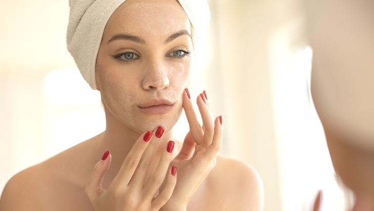 Cilt tonunu eşitleyip aydınlatıyor! Ev yapımı safran maskesinden gelen güzellik