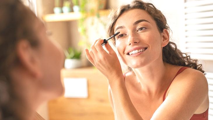 Evde kendi maskaranızı kendiniz yapın! Hem de sadece 4 malzeme ile