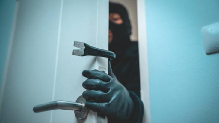 Eve gelen hırsıza set çekin! Göre geri dönüyor: Pencere önüne bakıyorlar