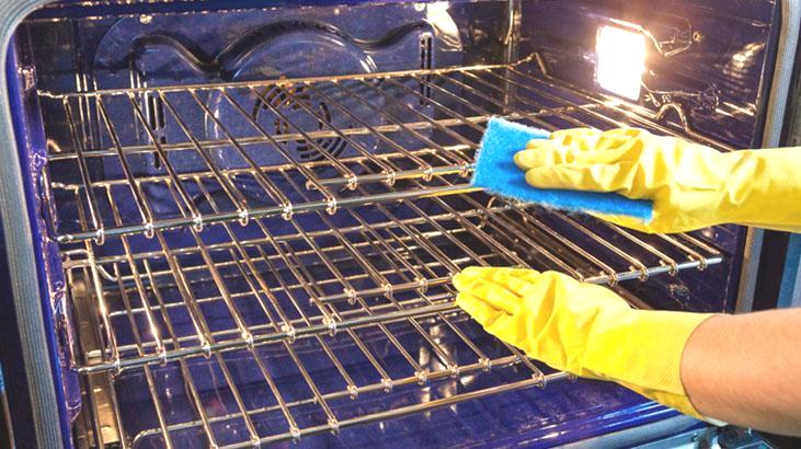 Fırın raflarını böyle bekleten yaşadı! Kurumuş yemek kalıntılarını eriten yöntem