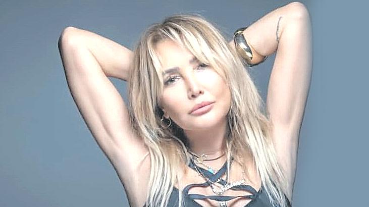 Genç şarkıcılara taş attı