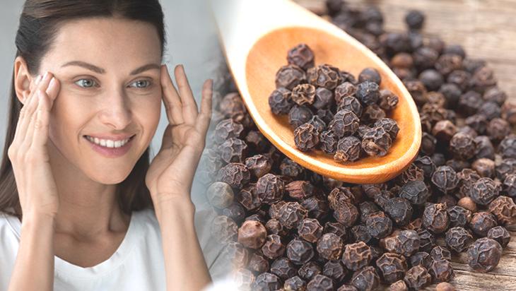 Göz altı morluklarına karabiber dokunuşu! Tüm kırışıklığı ve şişliği alıp götürüyor