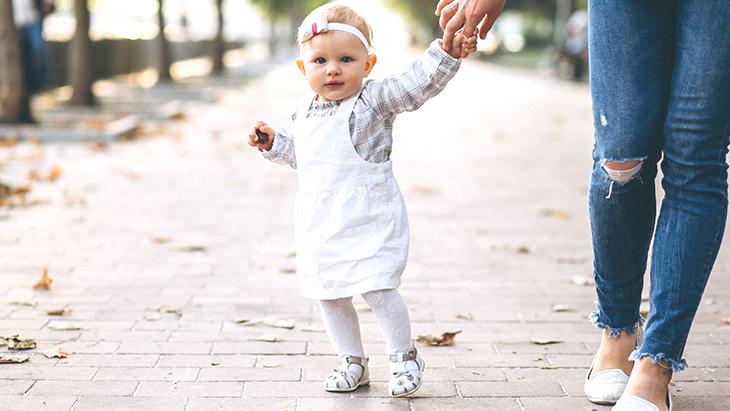 İlk adım dönemi, bebeğin en hassas evresi! Ayakkabı seçimi nasıl yapılmalı?