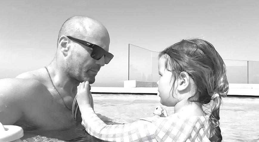 Jason Statham Antalya’da sonsuzluk havuzunda poz verdi!