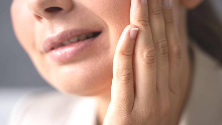 Menopozun konuşulmayan etkisi! Ağız sağlığını bile değiştiriyormuş, diş etini ince ince çektiriyor