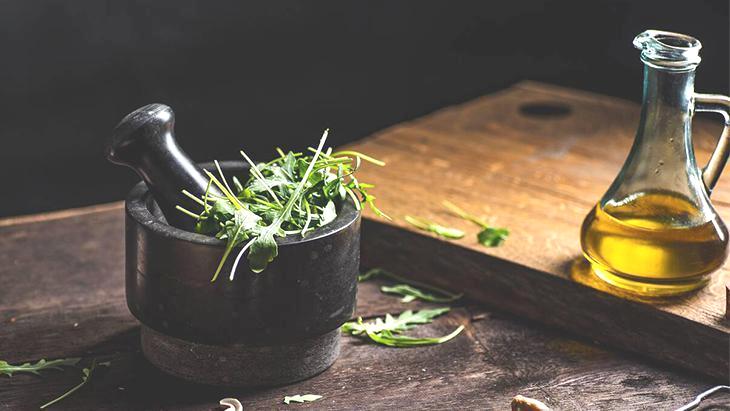 Mutfakta 3 eşyayı parlatıyor, 1 tanesinden uzak durun! Hem insan bedenini hem evi onaran yağ
