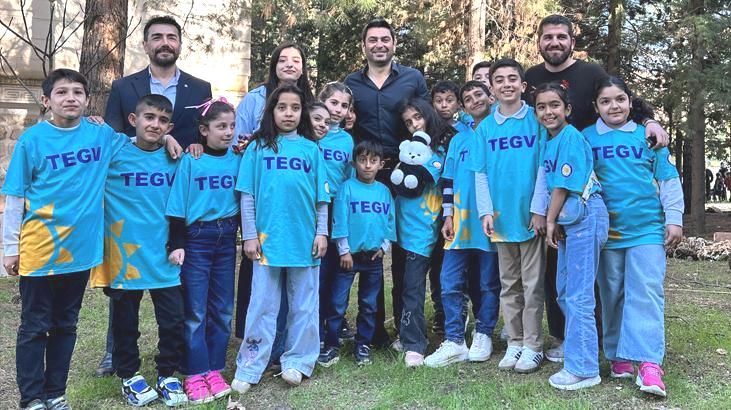 Ozan Akbaba, TEGV çocuklarını ‘Uzak Şehir’ setinde ağırladı!