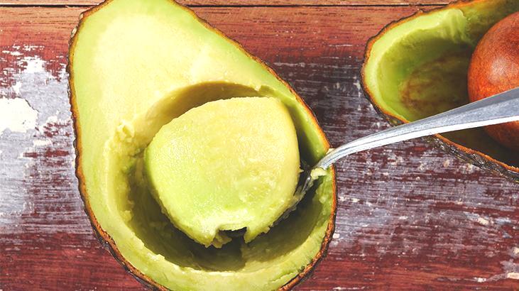 Saça sürünce sihirli bir etki bırakıyor! Bu karışım sayesinde yaza ışıl ışıl gireceksiniz