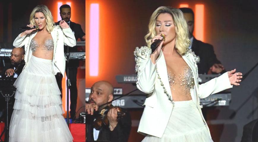 Seda Sayan sahnede evlilik yıl dönümünü kutladı! ‘Benden razı mısın?’