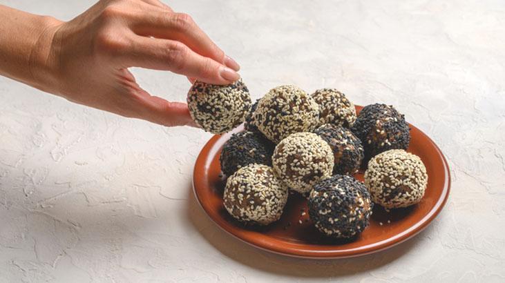 Tatlı krizine 10 dakikada çözüm! Tek lokmalık lezzetli enerji topları