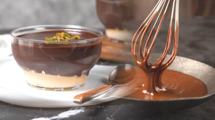 Üstü çikolata altı rüya! Kat kat lezzet: Muhallebinin içine 1 paket şantiyi boşaltın