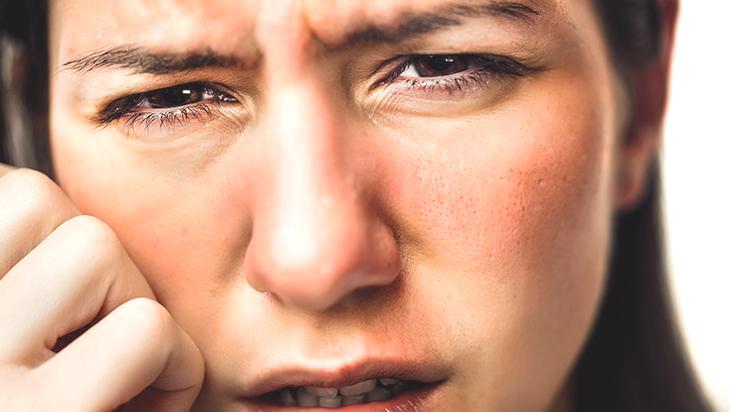 Yüzdeki ani kızarıklığa dikkat! Gül hastalığı sessizce ilerleyebilir