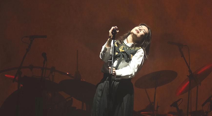 ABD’li şarkıcı Mitski İstanbul’u büyüledi! ‘Size karşı mahcup oluyorum’
