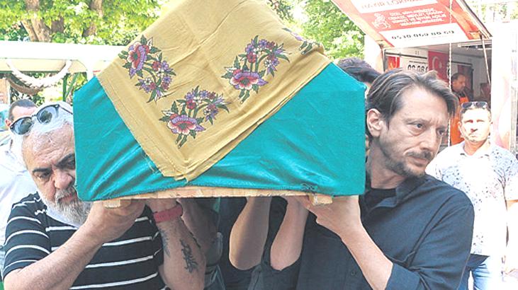 Annesini son yolculuğuna uğurladı