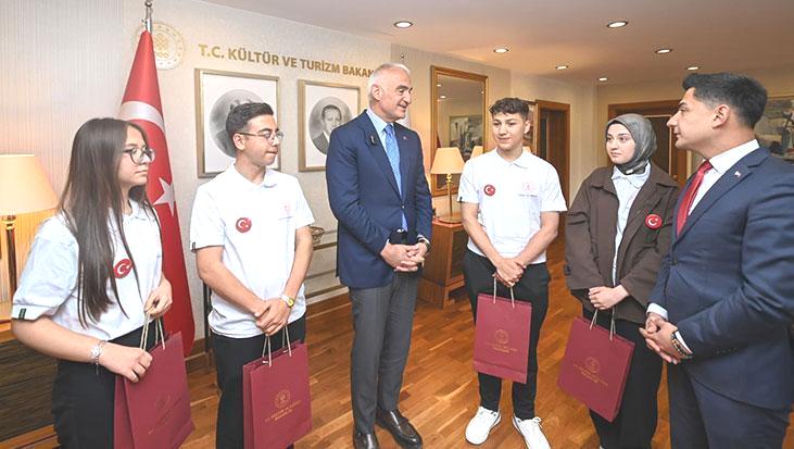 Bakan Ersoy, 19 Mayıs’ta genç sanatçıları bakanlıkta ağırladı