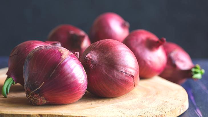 Doğal antibiyotik tabağınızda! C vitamini deposu mor soğanın gücü