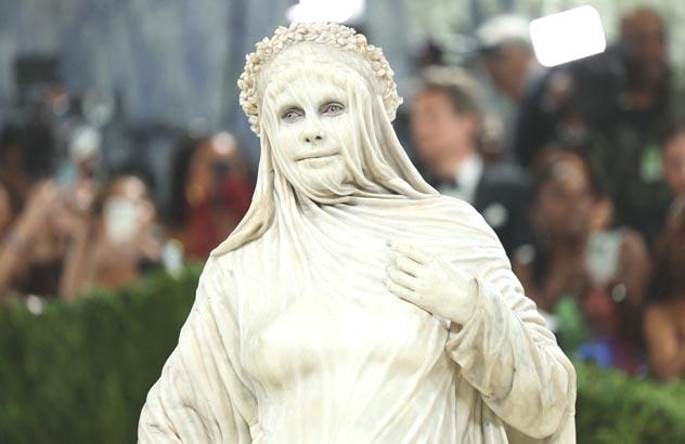 Met Gala’da yıldız rüzgarı! Birbirinden renkli kostümler, kırmızı halıdan ilginç görüntüler