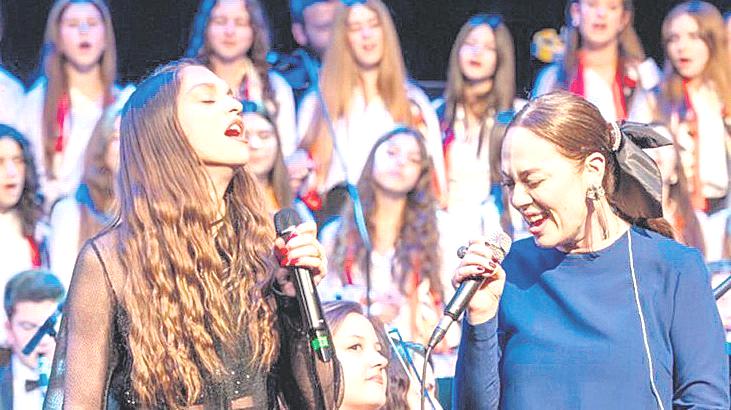 Öğrencilerle sahnede buluştu