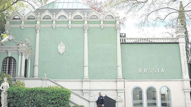 Venedik Bienali’nin jürisi istifa etti