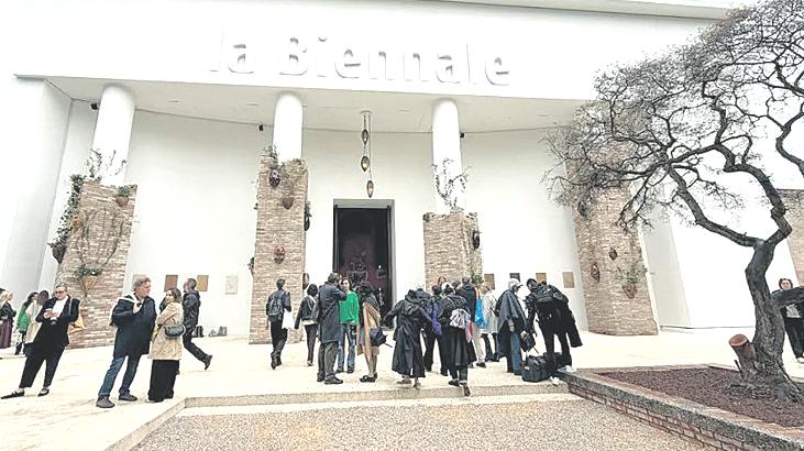 Bienalde sanatçılar rest çekti