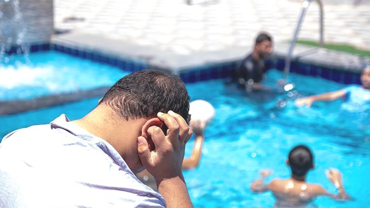 Deniz ve havuz sonrası bu belirtilere dikkat! Yüzücü kulağı nedir?