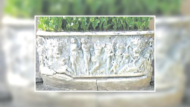Saksı değil anıt mezarmış