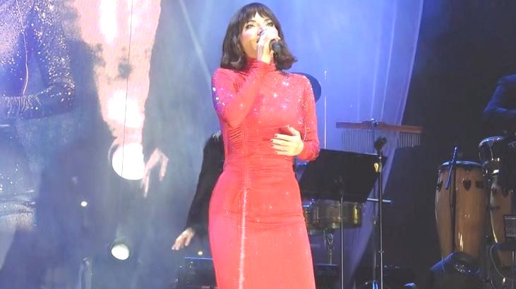 Bursa’da Cumhuriyet coşkusu! Göksel konserine yoğun ilgi