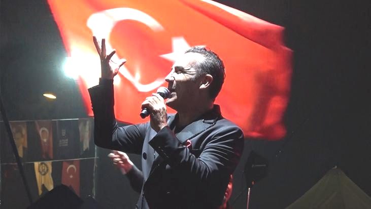 Meşaleler yandı, meydan kırmızı beyaza büründü! Ferhat Göçer’den Cumhuriyet Bayramı konseri