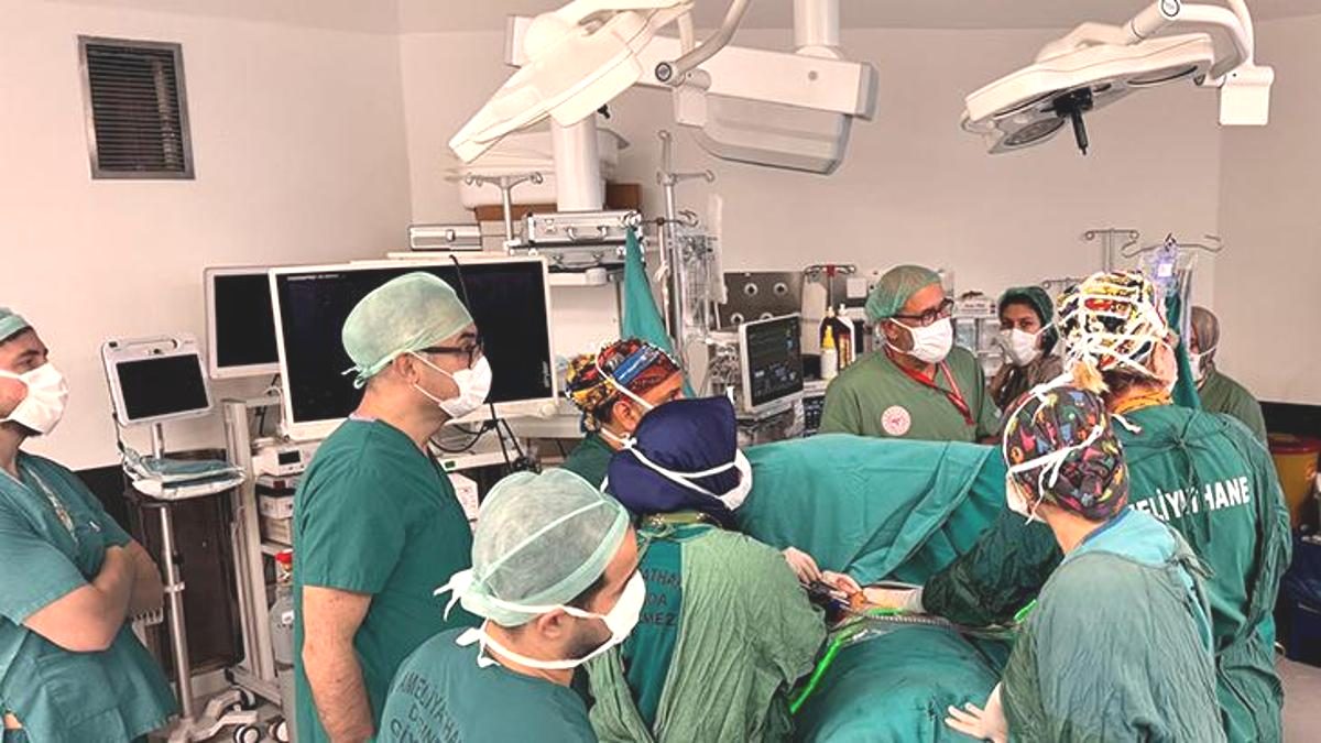 Samsun’da 17 yaşındaki hastanın göğsü ameliyatla düzeltildi